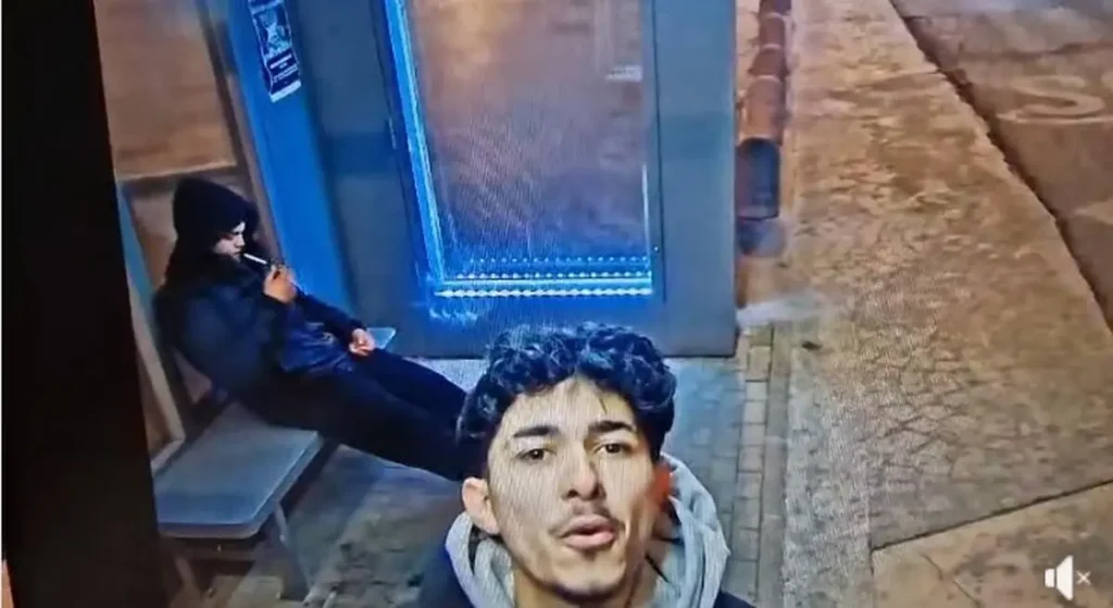 Un Tânăr a Lipit Gumă de Mestecat pe o Cameră de Supraveghere din Târgu Jiu – Poliția, Sesizată